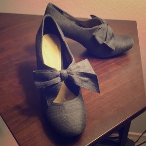 Gray Ann Marino size 8.5 cute and girlie.